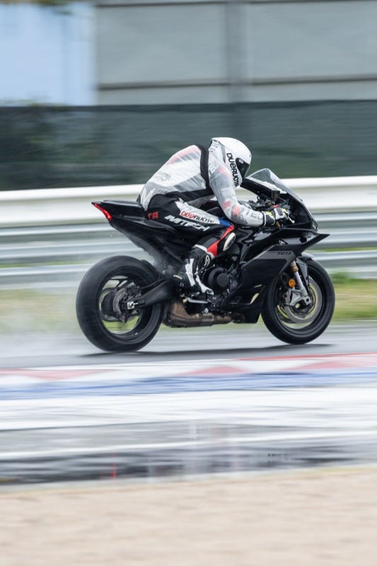 Bagnata e sottomessa: no, non è un porno anni 80 ma il primo test con la nuova Yamaha R9